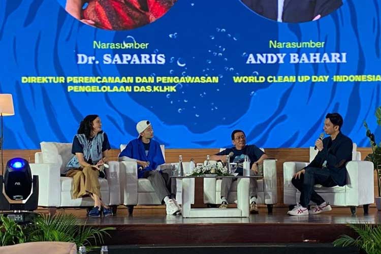 Direktur Perencanaan dan Pengawasan Pengelolaan DAS KLHK M. Saparis Soedarjanto (kedua kanan) dalam diskusi Hari Air Dunia di Kantor Kementerian PUPR RI Jakarta, Senin (29/4/2024) (FOTO: ANTARA/Prisca Triferna) 