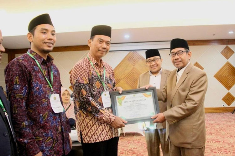 Dekan FAI Unwaha Jombang, Drs. Waslah, M.Pd.I, saat menerima penghargaan Kopertais Award IV 2024. (FOTO: AJP TIMES Indonesia)