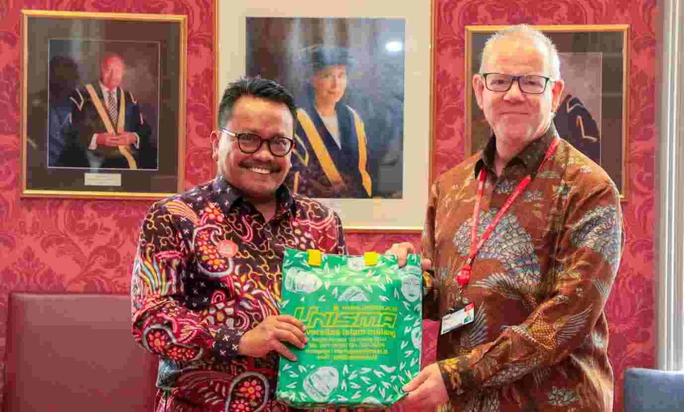 Prof Mas'ud Said (kiri) bersama Professor Hugh Bowden, Head of Arts, Faculty of Arts and Humanities Kings College London. (foto: ISNU for TIMES Indonesia)