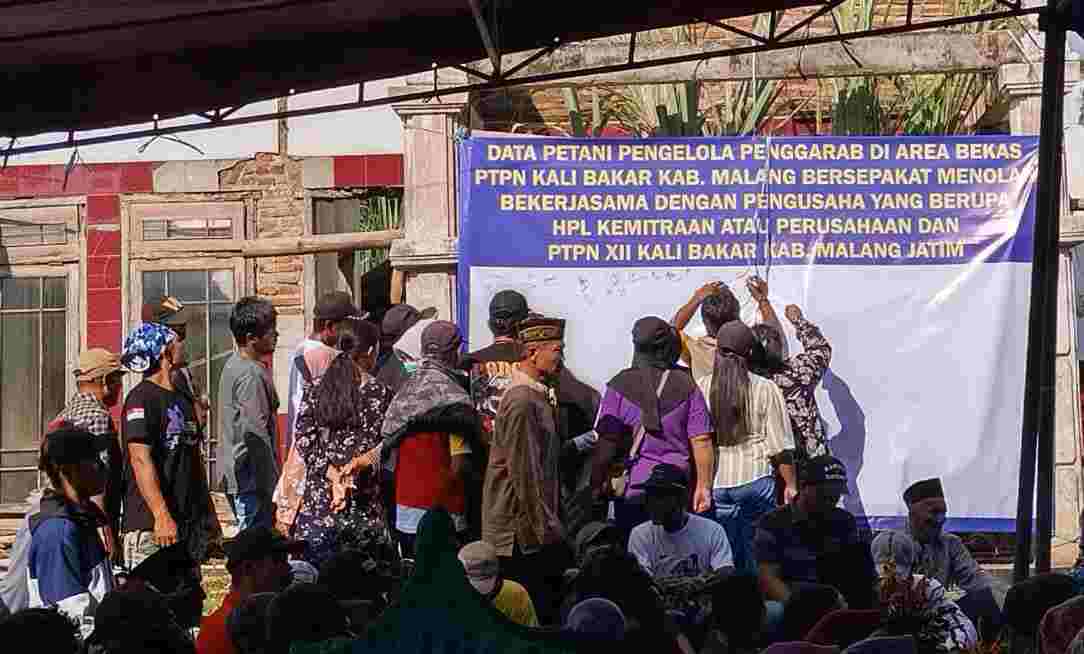 Warga desa yang tergabung dalam Sikab membubuhkan tanda tangan menolak HPL dsn Bank Tanah di Kalibakar. (Foto: SIKAB for TIMES Indonesia)