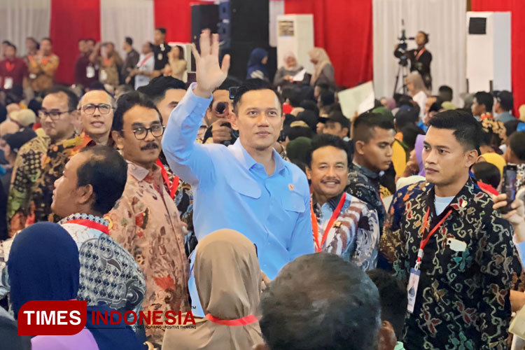 Menteri ATR/BPN, Agus Harimurti Yudhoyono (AHY) saat menyanyikan lagu untuk masyarakat Banyuwangi. (Foto : Fazar Dimas/TIMES Indonesia)