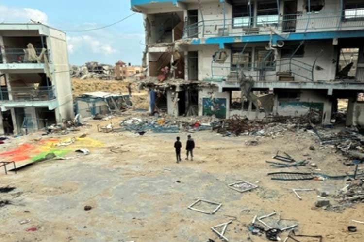 Anak-anak Palestina di sekolah mereka yang hancur bulan ini. (FOTO: Sky News/Reuters).