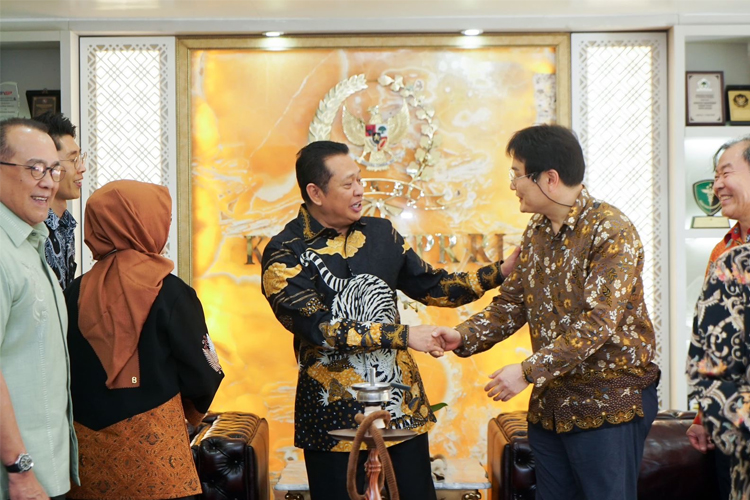 Ketua MPR RI, Bambang Soesatyo menerima perwakilan konsorsium Korea di Jakarta, Senin (29/4/24). (Foto: dok MPR RI)
