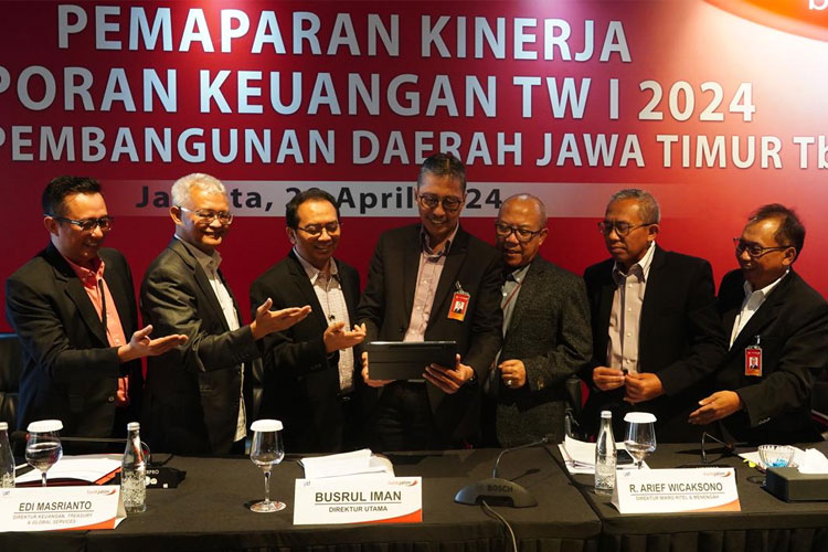 Direksi Bank Jatim saat agenda Pemaparan Publik Bank Jatim di Hotel Alila Jakarta, Senin (29/4/2024). (FOTO: Dok.Humas Bank Jatim)