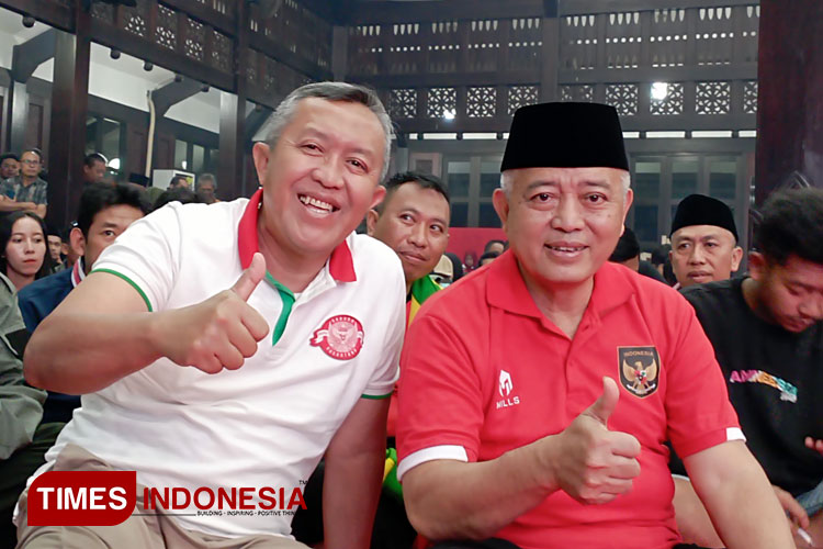 Bupati Malang, Abah Sanusi, duduk bersama Abah Kholik, Ketua DPC PKB Kabupaten Malang, saat nobar memberi dukungan timnas U-23 bersama masyarakat, di Pendopo Panji Kantor Bupati Malang, Senin (29/4/2024) malam. (Foto Amin/TIMES Indonesia)