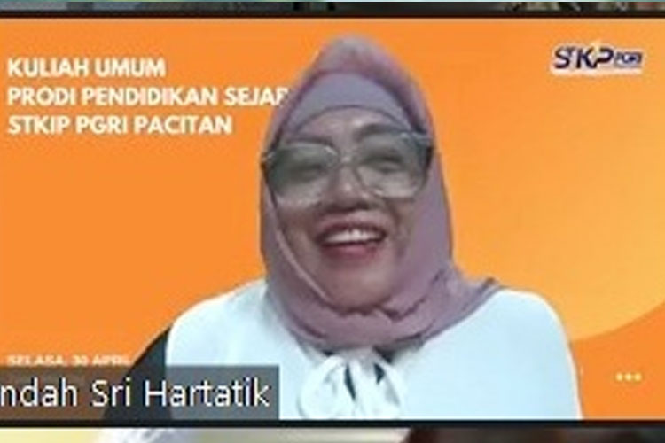 Guru Besar Ilmu Sejarah Universitas Diponegoro Semarang, Prof. Dr. Dra. Endah Sri Hartatik, sebagai pembicara kuliah umum STKIP PGRI Pacitan. (FOTO: Tangkapan Layar Zoom)