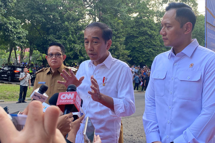 Presiden Joko Widodo saat melakukan kunjungan kerja dalam rangka penyerahan secara simbolis sertifikat Tanah Elektronik Hasil Redistribusi Tanah untuk Rakyat dalam program Tanah Objek Reforma Agraria (TORA) oleh Presiden di Gedung Olahraga (Gor