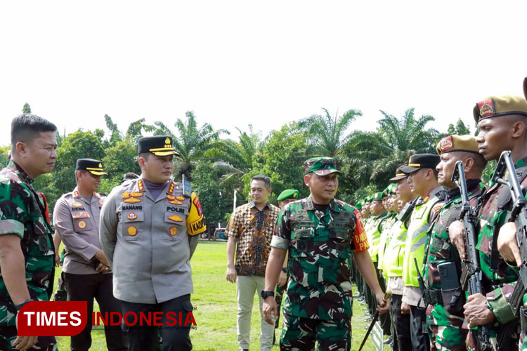 Kapolresta Banyuwangi Kombespol Nanang Haryono, saat memeriksa kesiapan pasukan personal gabungan. (Foto : Humas Pemkab Banyuwangi for TIMES Indonesia)