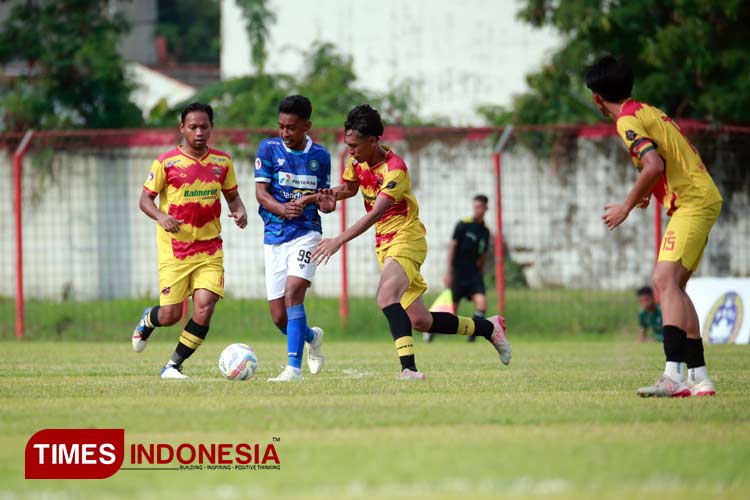 Persiku (biru) sukses menghajar Persipu FC (kuning) dengan skor 3-1 saat mengawali laga pembuka di Stadion Wergu Wetan Kudus. (FOTO: Ihza Fajar Ashari/TIMES Indonesia)
