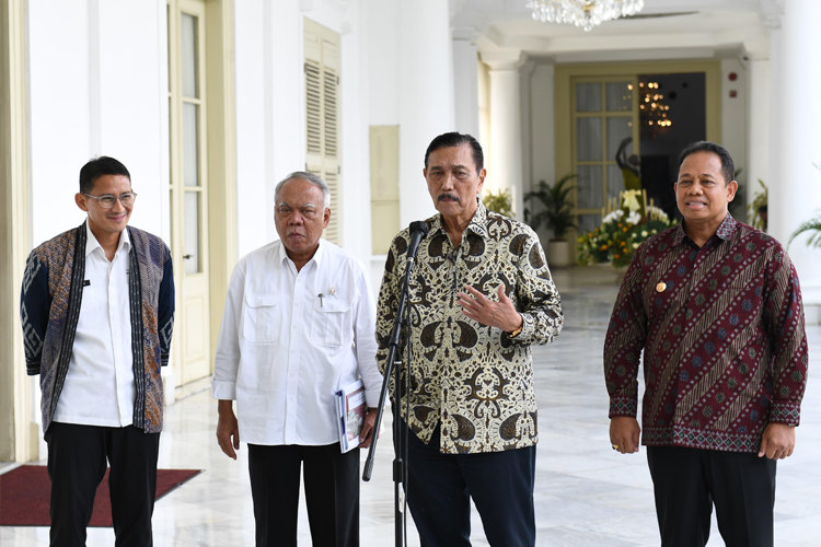 Menteri Koordinator Bidang Kemaritiman dan Investasi Luhut Binsar Pandjaitan saat memberi keterangan pers usai rapat terbatas dengan Presiden RI Jokowi terkait persipan World Water Forum ke-10 di Istana Kepresidenan Bogor, Jawa Barat, pada Senin (29