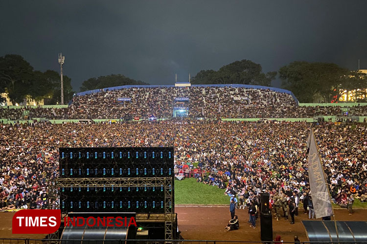 Suasana nobar Timnas Indonesia U-23 di Stadion Gajayana Malang. (Foto: Rizky Kurniawan Pratama/TIMES Indonesia)