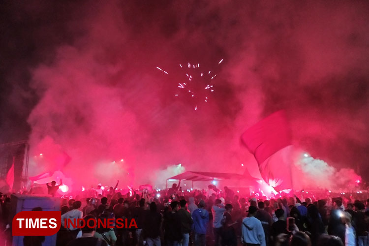 Ribuan warga Kota Tasikmalaya nampak menyemut memadati lapangan Bale Kota Tasikmalaya untuk menyaksikan Nobar Semifinal Indonesia VS Uzbekistan, Senin, (29/4/2024) malam (FOTO: Harniwan Obech/TIMES Indonesia)