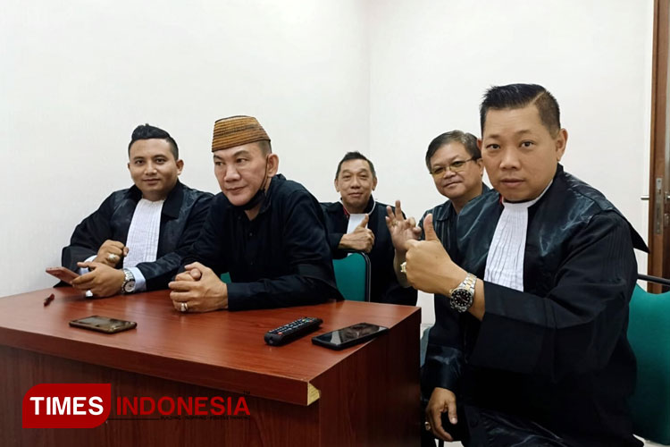 Pemilik pupuk merk CV Sumber Agung saat dinyatakan bebas (Foto: Akmal/TIMES Indonesia).