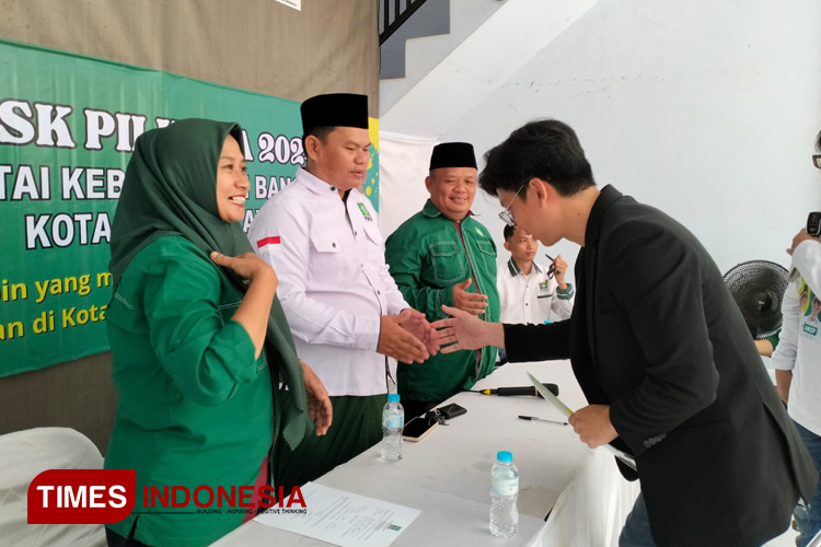 Pengusaha Muda Kota Tasikmalaya Arif Hidayat Putra, SE saat meyerahkan formulir di Deak Pilkada 2024 Kota Tasikmalaya, Senin (29/4/2024) (FOTO: Harniwan Obech/TIMES Indonesia)