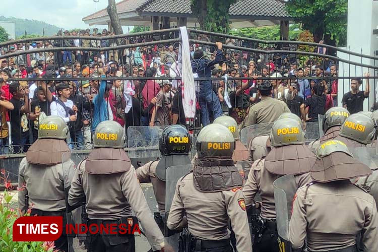 Aksi demonstrasi yang dilakukan ribuan massa pendukung kades terpilih  berakhir ricuh. Polisi terpaksa tembakan gas air mata. (Foto : Muchlas Hamidi/TIMES Indonesia)