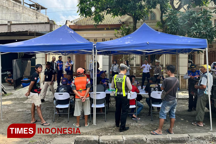 Personel Dishub Kota Malang saat menggelar operasi kesadaran dan keselamatan angkutan jalan. (Foto: Dok. Dishub Kota Malang/TIMES Indonesia)