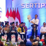 Jokowi Serahkan 10.000 Sertifikat Tanah Elektronik di Banyuwangi