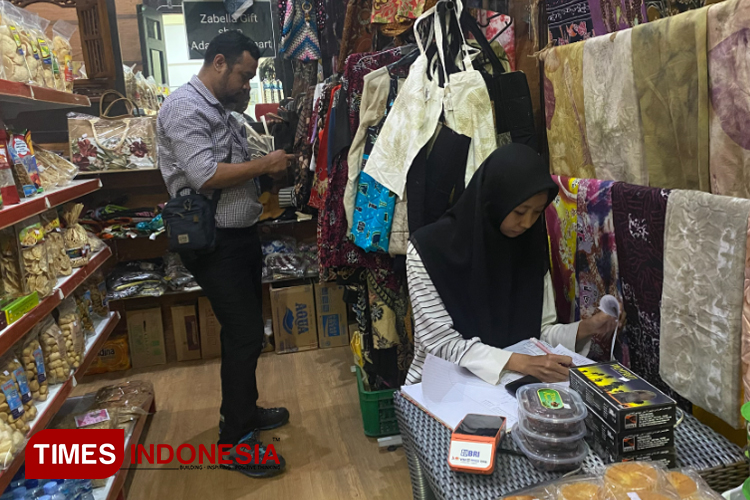 Tokok oleh-oleh khas Probolinggo di Stasiun Kerata Api Probolinggo. (Foto: Abdul Jalil/TIMES Indonesia)