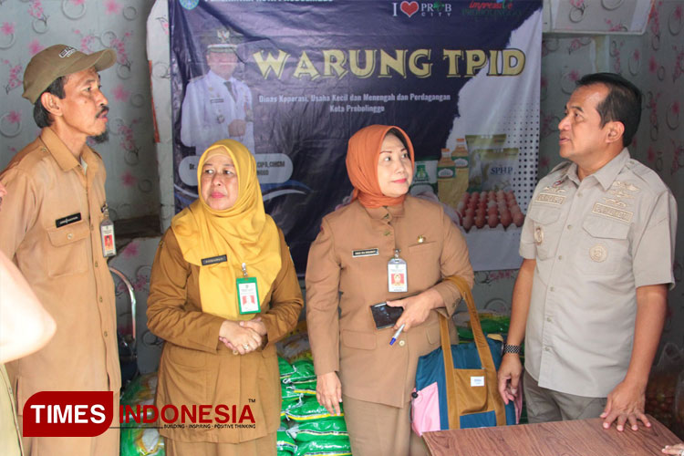 Pj Wali Kota Probolinggo Nurkholis saat meninjau Warung TPID. (FOTO: Humas Pemkot Probolinggo for TIMES Indonesia).