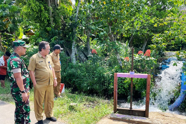 Dandim 0818, Letkol Inf Yuda Sancoyo,, dan Kepala Dinas TPHP Kabupaten Malang, Avicenna Medisca Sani, berfoto bersama kelompok tani Desa Sitiarjo, di sela sosialisasi bantuan pompanisasi percepatan olah lahan, di BPP Sumbwemanjing Wetan, Sela