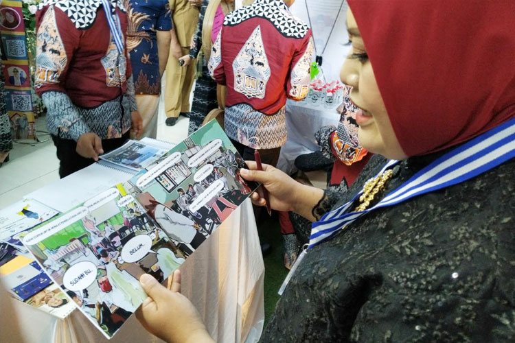 Salah satu guru penggerak memperlihatkan komik untuk membantu pembelajaran (FOTO: yobby/TIMES Indonesia)