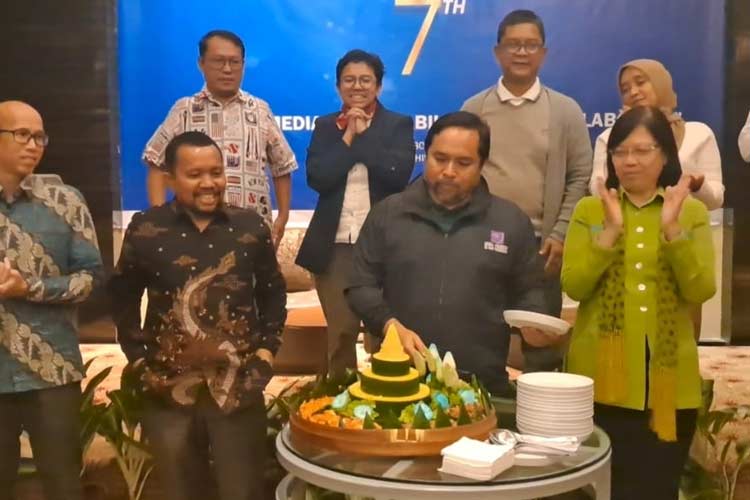 Ketua Umum AMSI, Wahyu Dhyatmika, saat potong tumpeng saat peringatan ulang tahun ke-7 AMSI yang digelar di Jakarta. (Dok: Kesekretariatan AMSI)