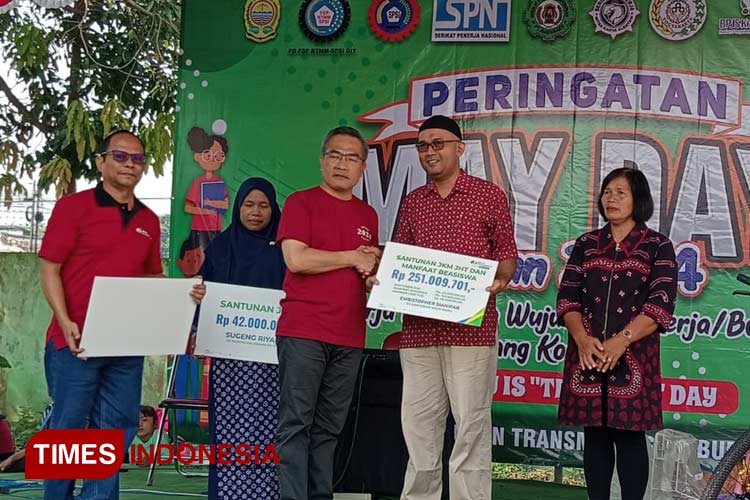 Bupati Bantul Abdul Halim Muslih menyerahkan santunan kecelakaan kerja bagi pekerja. (Foto: Edis/ TIMES Indonesia)