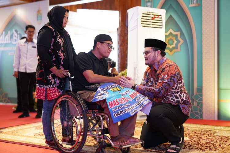 Bupati Kediri saat berinteraksi dengan warga disabilitas (Foto: Diskominfo Kabupaten Kediri)
