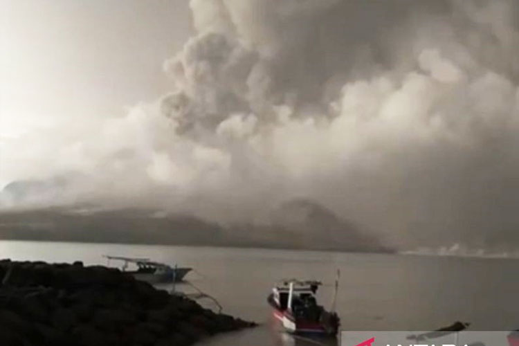 Semburan abu vulkanik Gunung ruang hingga ke Kota Manado, Selasa (30/4). Akibat erupsi Gunung Ruang, 7 bandara di wilayah Sulawesi ditutup sementara. (FOTO: ANTARA/Humas)