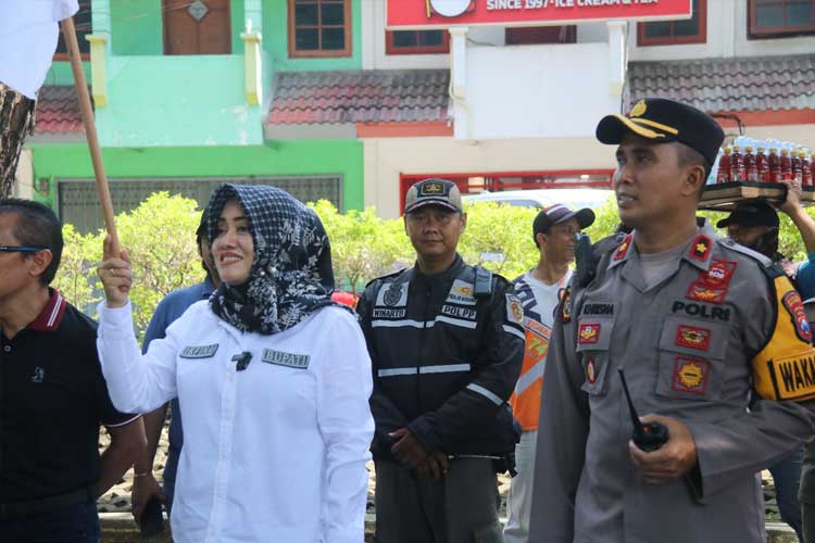 Bupati Mojokerto, Ikfina Fahmawati pada saat memberangkat rombongan buruh yang akan mengumandangkan aspirasinya di Surabaya, Rabu (1/5/2024). (FOTO: Dok. Kominfo)
