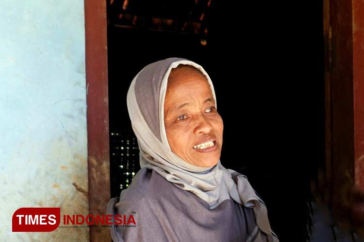 Tumi, warga Wonosari, Karangrejo, Arjosari, Pacitan hidup sebatangkara dan penyandang disabilitas sejak lahir harus buruh serabutan demi hidup. (FOTO: Yusuf Arifai/TIMES Indonesia)