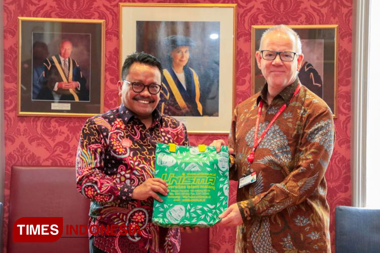 Direktur Pascasarjana Unisma Malang saat berkunjung ke The Global Business and Administrative Technological College (TGBC), Thailand. (FOTO: AJP TIMES Indonesia)