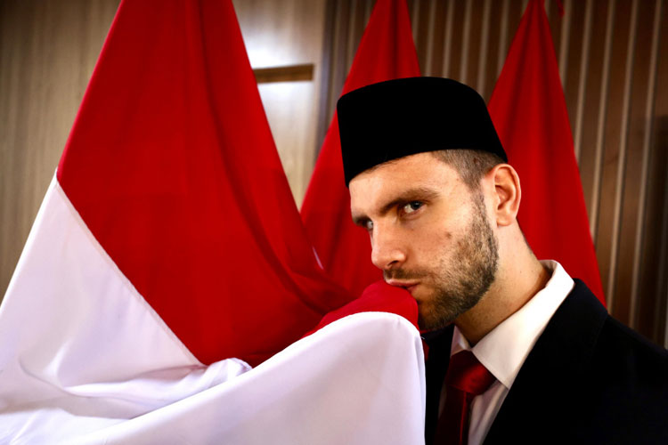 Maarten Paes, kiper FC Dallas dari Major League Soccer (MLS) di Amerika Serikat mencium bendera merah putih usai resmi memegang kewarganegaraan Indonesia. (foto: PSSI)