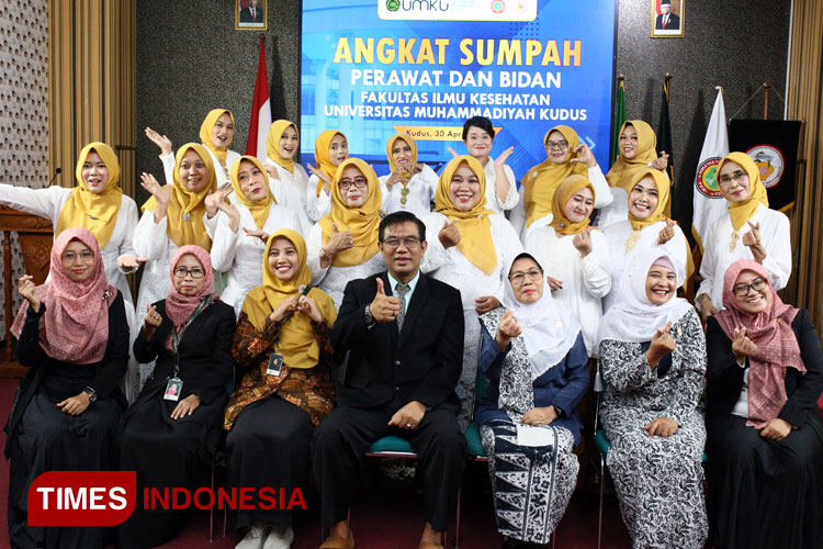 Para mahasiswa UMKU menjalani sumpah Profesi Bidan dan Profesi Ners di ruang serba guna kampus setempat. (FOTO: Ihza Fajar Azhari/TIMES Indonesia)