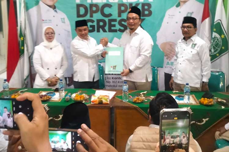 Cabup dr Asluchul Alif bersama Ketua DPC PKB Gresik M Abdul Qodir (Foto: Akmal/TIMES Indonesia)