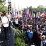 Pj Gubernur Adhy Potong Tumpeng Bersama Puluhan Ribu Buruh, Komitmen Teruskan Usulan ke Pusat 
