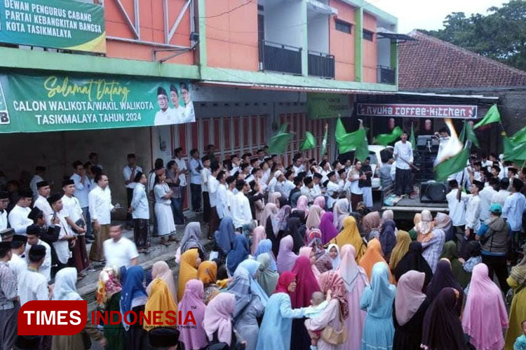Ratusan santri saat mengantarkan Andi Ibnu Hadi menyerahkan formulir pendaftaran ke Desk Pilkada PKB, Selasa (30/4/2024) (FOTO: Harniwan Obech/TIMES Indonesia)