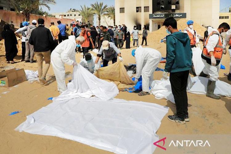 Arsip - Para pekerja mempersiapkan pembungkus mayat yang usai ditemukan sejumlah jenazah di Rumah Sakit Nasser di kota Khan Younis di Jalur Gaza selatan, Palestina (23/4/2024). (FOTO: ANTARA/Xinhua/Rizek Abdeljawad).