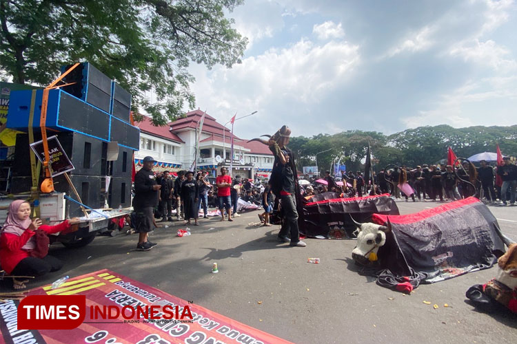 Suasana demo Hari Buruh di kawasan Alun-alun Tugu Malang. (FOTO: Rizky Kurniawan Pratama/TIMES Indonesia)