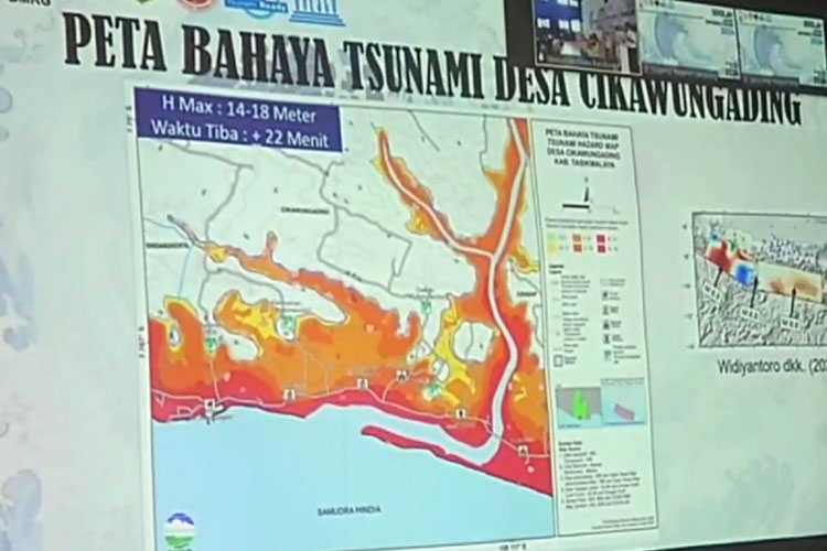 Tampilan layar peta bahaya tsunami Desa Cikawungading, Cikalong Kabupaten Tasikmalaya saat sekolah lapang BMKG, Selasa (30/4/24). (FOTO: Dok. Deputi Geofisika BMKG)