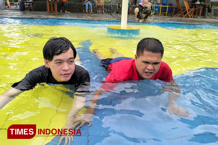 Tuna-Netra-Latihan-Berenang.jpg