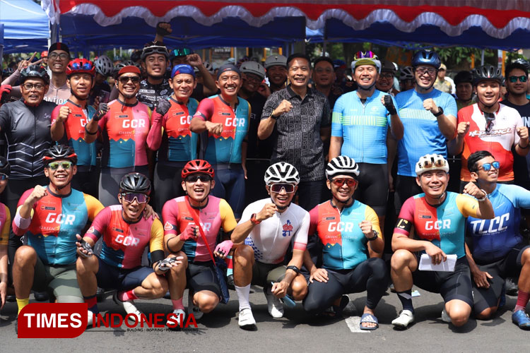 Pj Wali Kota Malang, Wahyu Hidayat saat memberangkatkan para pesepeda dari Balai Kota Malang. (FOTO: Dok. Prokopim Setda Kota Malang/TIMES Indonesia)