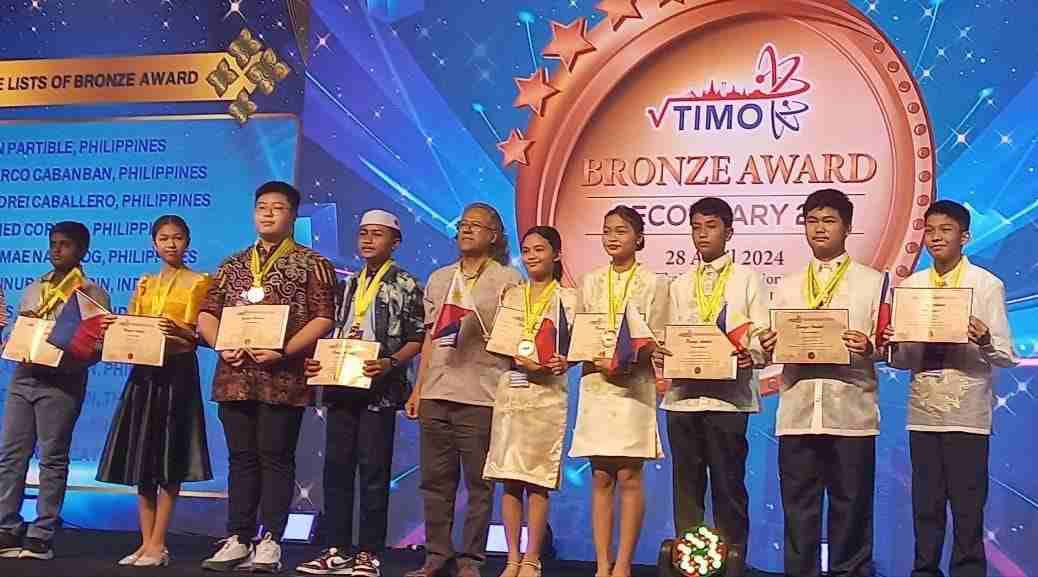 Widhat Ainur Muttaqin (berkopyah) bersama para pemenang Thailand International Mathematical Olympiad (TIMO) di Bangkok, Thailand. (Foto: MTs Zaha for TIMES Indonesia),