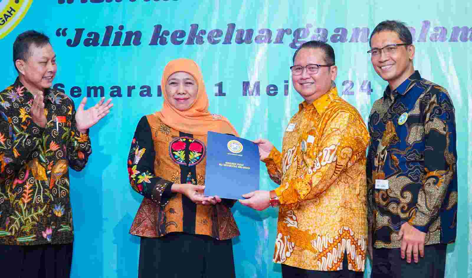 Rektor Unair menyerahkan buku 