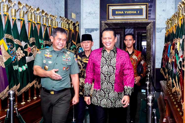 Ketua MPR RI Bambang Soesatyo bertemu Kepala Staf Angkatan Darat (KSAD) Jenderal TNI Maruli Simanjuntak di Jakarta, Selasa (30/4/24). (Foto: dok MPR RI)