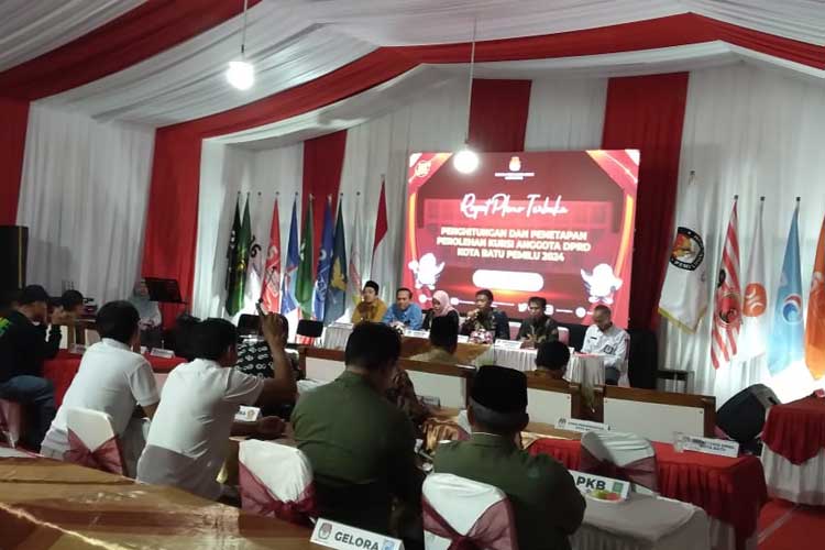 Rapat Pleno Terbuka Penghitungan dan Penetapan Perolehan Kursi DPRD Kota Batu Pemilu 2024 di kantor KPU Kota Batu, (2/5/2024).