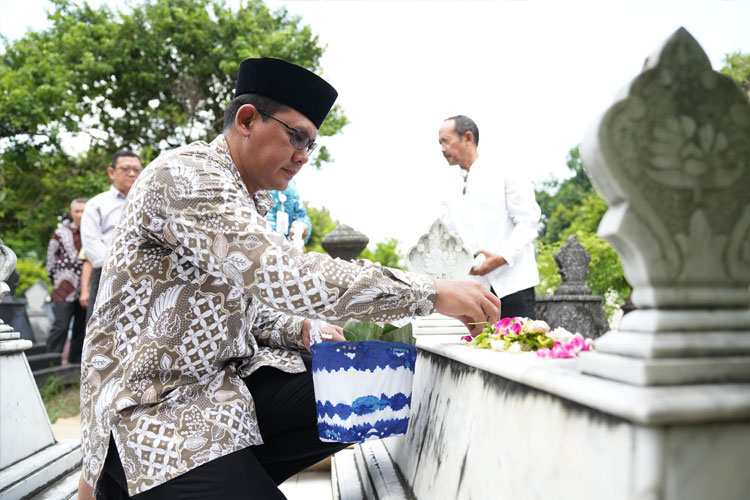 Wakil Bupati Sleman, Danang Maharsa bersama jajaran Forkopimda berziarah ke Makam Mantan Bupati dan Wakil Bupati Sleman, pada Kamis (2/5/2024). (FOTO: Dok. Prokopim Sleman)