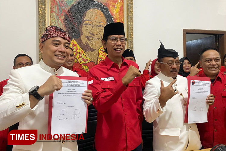 Eri Cahyadi dan Armuji saat menunjukkan formulir pendaftaran pasangan calon wali kota dan wakil wali kota di Kantor PDI Perjuangan Surabaya, Kamis (2/5/2024). (FOTO: Lely Yuana/TIMES Indonesia)