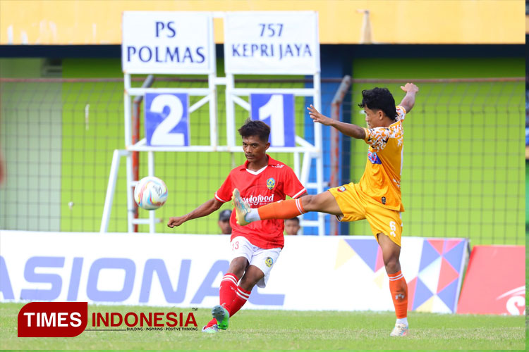 Jual beli serangan terus terjadi antara pemain 757 Kepri Jaya FC dengan PS Polmas. (FOTO: Ihza Fajar Azhari/TIMES indonesia)