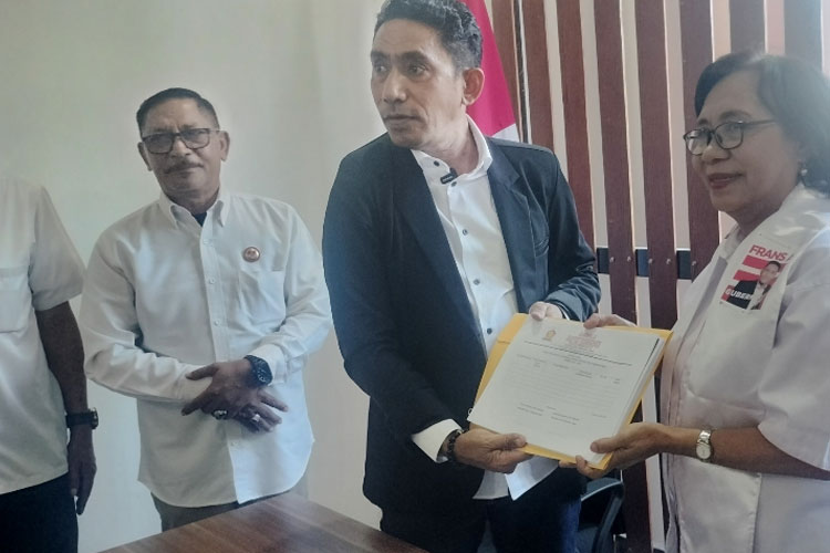 Bakal Calon Gubernur NTT Frans Aba, menyerahkan berkas pendaftaran kepada Wakil Ketua Bappilu Gerindra NTT Veronika Ata, Kamis (2/5/2024). (FOTO: Labu Nggiku/TIMES Indonesia)